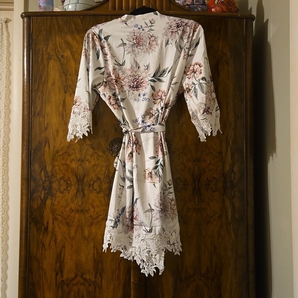 Le Rose Floral Patterned Short Robe Size XS/S - Picture 6 of 7